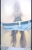 （精品转发）厕拍极品牛仔短裤女神，半蹲完美直怼镜头1