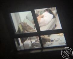 发现对面一双美腿