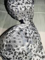 新发现妈妈的胸罩还是豹纹的，感觉好骚直接射上面2