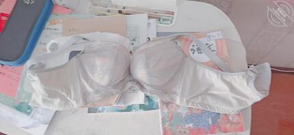 趁着没人偷偷溜进嫂子的房间