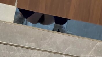 小美女尿尿挺有劲啊，一波一波的