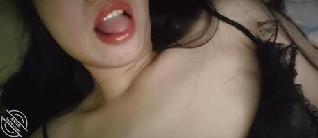 【原创贴】骚逼自拍，嘴巴和骚逼，你们想操哪里？2