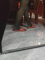 妈妈的黑丝美腿玉足，想狠狠射在上面，把妈妈干到高潮1