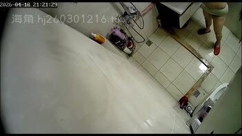 太顶了，偷拍老妈洗澡有喜欢锐评的吗