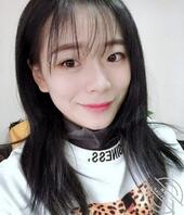 爸爸们，想知道我和闺蜜哪个更受欢迎？大家喜欢哪个？1