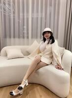 姐姐的生活照又更新了，紫色衣服包裹着骚逼，好想看姐姐被操的骚样0