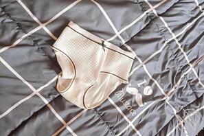 进攻妹妹第二天~冒死偷拍老妹换衣服2