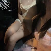 我的风骚表妹让我带着她和她的闺蜜出去玩,表妹身边的闺蜜看着也是骚的很啊!2