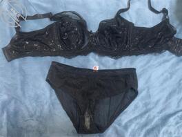 偷拍骚妻中午刚脱下的原味透明内裤与奶罩0