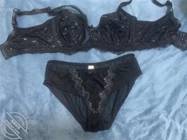 偷拍骚妻中午刚脱下的原味透明内裤与奶罩2