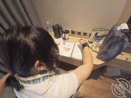 女儿说过万粉，线下见一个网友和爸爸一起玩。被爸爸打扰的作业都写不好了1