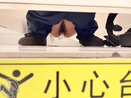 厕拍地铁安全员，小穴微张1