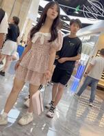 【裙底内裤】美女和男友一起逛商场，裙底依然被拍0