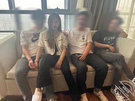 三英战赤兔，母狗妈妈三人骑1