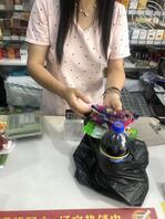 辽宁某超市老板娘不穿胸罩