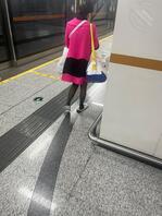 原创分享-抄底酒店刚出来一母狗走路都走不稳，视频后面发1