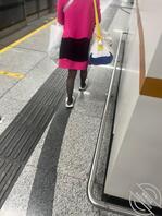 原创分享-抄底酒店刚出来一母狗走路都走不稳，视频后面发2