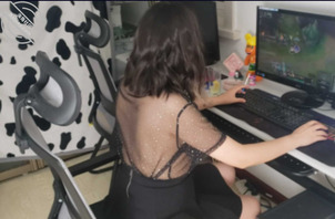 【原创视频】小姨子让我操的淫叫声把语音陪玩英雄联盟的老板搞射了,高清实拍0