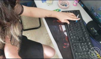 【原创视频】小姨子让我操的淫叫声把语音陪玩英雄联盟的老板搞射了,高清实拍2