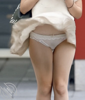 清纯小美女忙着滑手机突然一阵强风裙子被吹起露纯白内裤给街上所有人免费欣赏0