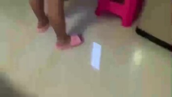 真实强奸亲妈，儿子见父亲不在家色性大发，操喷巨乳淫荡的亲妈