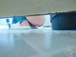 厕拍发现二十出头的女孩屁眼有阴唇  长见识了1