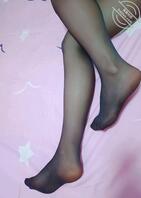 (原创)嫂子今天上班估计累着了,回家衣服都没换就躺床上睡着了,偷拍裙底0