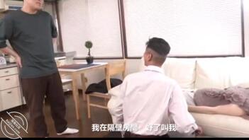 av片剧情，儿子把妈妈迷晕，卖给其他人搞，还内射2