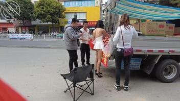 骚逼穿着透视短裙人前露出买水果2