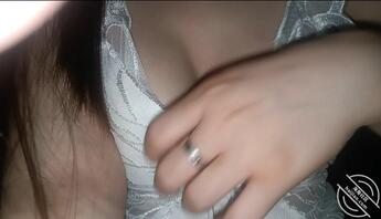 狂操我的骚逼小姨子，小骚逼的乳头很大