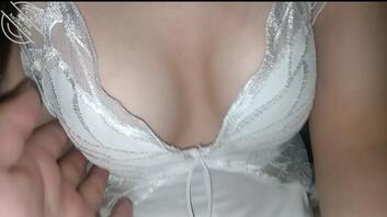 狂操我的骚逼小姨子，小骚逼的乳头很大1