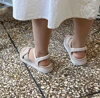 偷拍小骚货同事的丝袜腿1