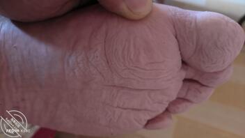 妈妈的脚今天被水泡烂了，晚上给骚狗儿子们穿的库里丝哦0