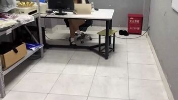 【真实乱伦】与舅妈办公室偷情，遇保安敲门瞬间痿了