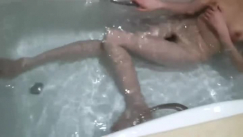 妹子洗澡冲进去爆操他