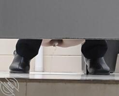 厕拍年轻谨慎的漂亮小逼，给大家分享观摩1