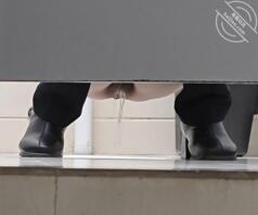 厕拍年轻谨慎的漂亮小逼，给大家分享观摩2