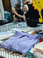 偷拍高速服务区卖衣服的少妇2