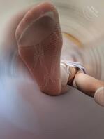 偷拍女友的蕾丝脚兄弟们喜欢吗！评论区羞辱选粉丝送原味