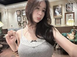 我同学老是发这些视频给我 他是什么想法