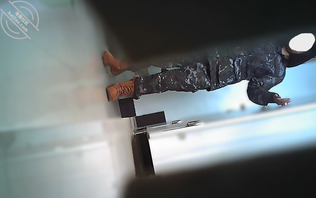 女冰厕拍遇到个掰逼尿尿的0