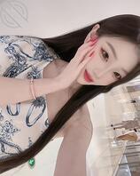 最骚姐妹花王婉or王娜 姐妹俩同时脱光躺在床上 你会操姐姐还是操妹妹呢1