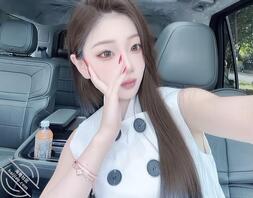 最骚姐妹花王婉or王娜 姐妹俩同时脱光躺在床上 你会操姐姐还是操妹妹呢2