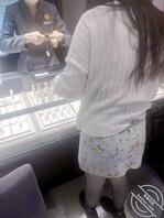 (原创4)陪亲嫂子逛街给她买了黄金手镯又发了大红包,今天可是把嫂子哄开心0