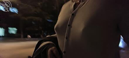 大奶人妻公厕下跪露出的一面