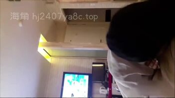 {骚逼}后入骚逼的嫩穴，内射骚逼