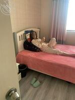 (原创)和妈妈躺在一张床上,以按摩的名义抚摸妈妈的美腿!1