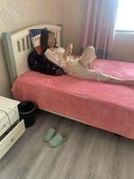 (原创)和妈妈躺在一张床上,以按摩的名义抚摸妈妈的美腿!2