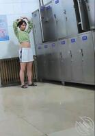 坑闺蜜：大学澡堂偷拍各种女生裸体刚刚出浴水灵灵的