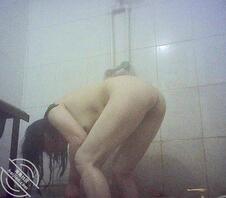 安装摄像头偷拍老妈洗澡2